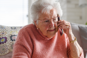 Cossato, 88enne cade in una trappola telefonica: due sconosciuti le portano via i gioielli