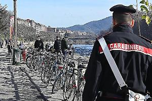 Bici lanciata contro il dehor ai Murazzi: “Cinque minuti prima c’erano clienti”
