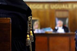 Asti, imputato aggredisce l’avvocato della controparte fuori dal tribunale