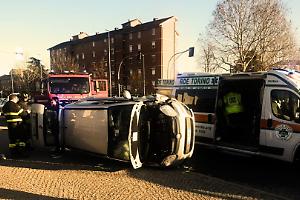 Ciriè, auto si ribalta nel fosso sulla provinciale: ferito un uomo