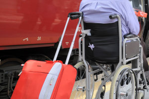 Botte in stazione a un disabile e al suo accompagnatore per rubargli telefono e soldi