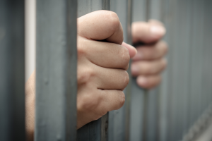 Ivrea, carcere allo sbando: detenuti incendiano, aggrediscono e mandano in ospedale cinque agenti