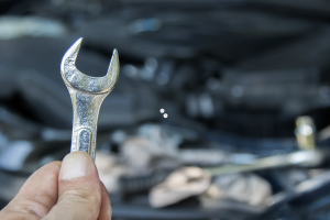 Officina del riciclo a Rivarolo: blitz nel garage abusivo. Due condanne a Ivrea