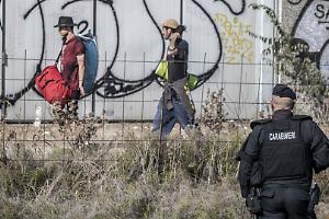 Caluso, ruspe contro il degrado: accampamento smantellato, migranti cacciati dall’ex zona industriale