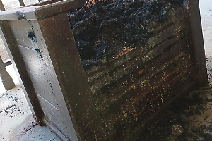 Fioriera in fiamme, silenzio istituzionale: i vandali comandano