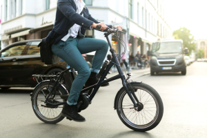 Ruba una bici elettrica “per andare in bagno”: denunciato 29enne