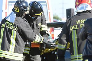 Auto precipita nel rio: 20enne resta bloccato per ore