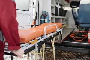 Frassinetto, auto finisce nella nella scarpata: 81enne fa un volo di 10 metri