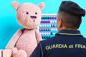 Abiti taroccati e giocattoli pericolosi: smantellato un giro da 5 milioni di euro tra Rimini e Alessandria