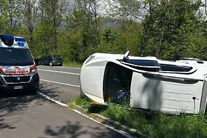 Schianto tra due auto sulla provinciale della Mandria: vettura ribaltata e tre feriti, paura tra le famiglie in gita