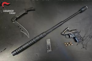 Torino, blitz dei Carabinieri: quattro arresti a Corso Moncalieri. Nell'auto una pistola rubata, un coltello e uno sfollagente