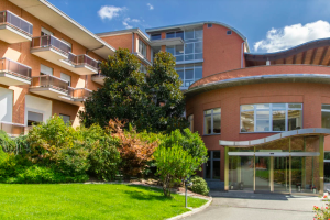 Anziana morta cadendo dalle scale con la sedia a rotelle: assolta la Rsa del Canavese