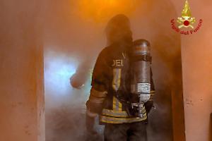 Inferno nella notte: garage in fiamme, tre intossicati portati in ospedale