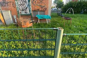 Vandali scatenati devastano il parco giochi: residenti esasperati