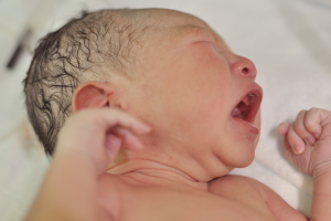 Partorisce in bagno e il neonato finisce nel water. La madre: “Non sapevo di essere incinta”