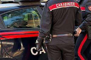 Aggredisce la ex nonostante il divieto di avvicinamento: Carabinieri trovano la vittima a terra, sanguinante
