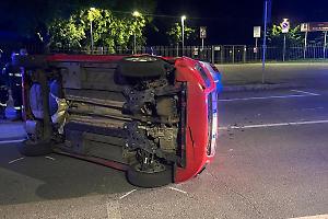 Donna in stato d'ebbrezza si ribalta in auto. Incidente nella notte a Settimo Torinese (FOTO)