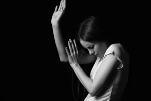 Bacia una bambina di 11 anni all’uscita da scuola: arrestato un uomo di 30 anni