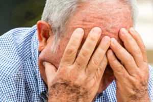 71enne seduto sul balcone con le gambe nel vuoto: salvato in extremis