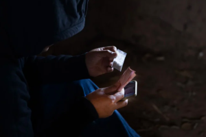 Tenta di spacciare hashish a un gruppo di ragazzi al Luna Park: arrestato un 26enne