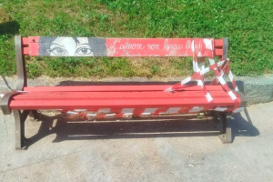 Vandali a Leini: distrutta la panchina rossa simbolo contro la violenza di genere