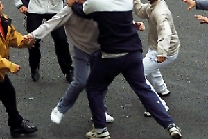 Rivarolo affonda nella violenza: risse, cori fascisti e vandalismi. E nessuno dice niente