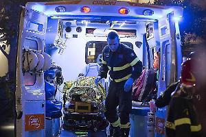 Investito fuori da un locale, il padre spara con una scacciacani davanti all’ospedale di Vercelli