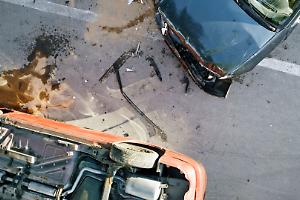 Paura a Torino: auto si ribalta dopo aver centrato due vetture parcheggiate, ferita una giovane