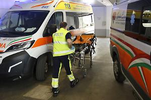 Grave incidente sul lavoro a Cirié, cancello si ribalta in uno stabilimento: due operai feriti