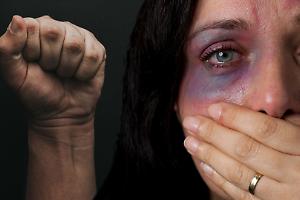 Maltrattamenti e pugni alla compagna: lite finisce male