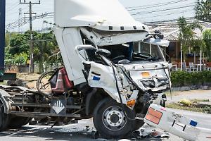 Chieri, ancora un camion incastrato sotto il ponte tra strada Fontaneto e Cambiano: traffico in tilt e cassone distrutto