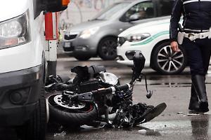 Scontro tra auto e moto in via Jervis a Ivrea: ferito un uomo di 68 anni, traffico rallentato e paura tra i passanti