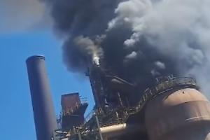 Incendio all’ex Ilva di Taranto: fiamme e nube nera dall’Afo1, polemiche e paura (VIDEO)