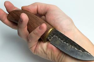 Coltellate nella quiete di Collegno: un 28enne in fin di vita dopo un'aggressione feroce tra le mura di casa e in strada