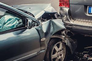 Paura sull’A5 Torino-Aosta: scontro tra due auto a Foglizzo, una si ribalta nel prato