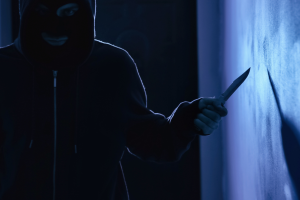 Torino, ragazzo accoltellato nella notte in via Sansovino: è caccia all’aggressore