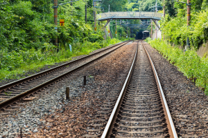 Tragedia sfiorata a Crescentino: uomo sui binari salvato in extremis