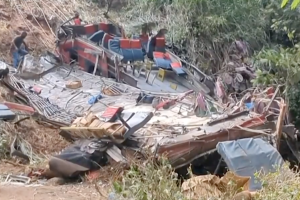 Bus di pellegrini precipita in burrone: 21 morti