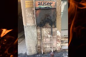 Ivrea, incendio doloso in via Arduino: bruciati i contenitori della carta e danneggiata la bacheca Auser