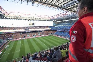 Cede un tubo in curva Maratona, ultras del Torino precipitano sugli spalti