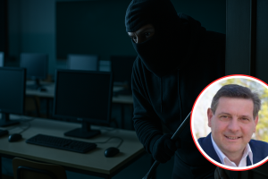 Ladri nella scuola media: rubati i pc e sfasciate le macchinette del caffè