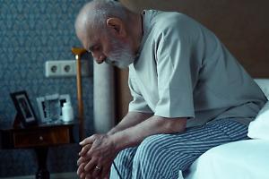 Salvato all’ultimo minuto un uomo solo e malato: serve più attenzione per chi invecchia senza nessuno accanto