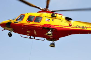 Cade da quattro metri mentre lavora in una cascina: operaio ferito durante i lavori