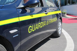 Traffico di droga, rapine in villa, prostituzione e bancarotte: la Guardia di Finanza smantella una banda criminale attiva in mezza Italia
