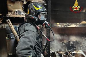 Fiamme in un magazzino edile: sei squadre dei Vigili del Fuoco in azione per domare l’incendio