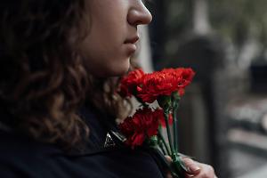 Pompe funebri in guerra: “Hanno lasciato il biglietto da visita sul morto”. A Ivrea il processo