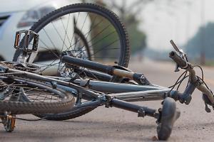 Biellese, drammatico scontro tra auto e bici sulla provinciale: grave un ciclista di 70 anni