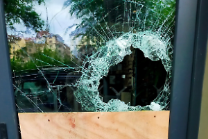 Tre spaccate in 15 giorni contro la stessa libreria: "Un incubo, non ce la facciamo più"