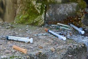 Rondissone, siringhe usate sotto il ponte