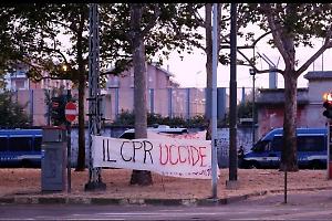 Ancora fiamme, feriti e tensione: esplode di nuovo la rabbia nel Cpr di Torino